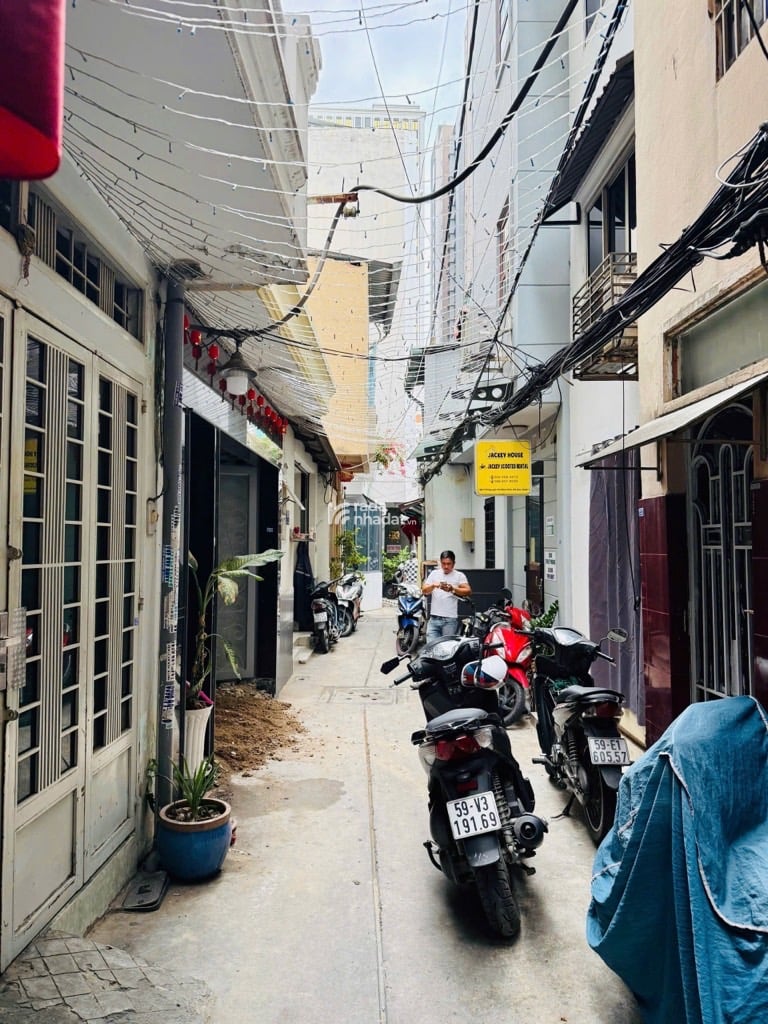 NGUYỄN THỊ MINH KHAI - P.ĐA KAO - Q. 1 - DT: 36M2 -3 TẦNG- 8 TỶ 1