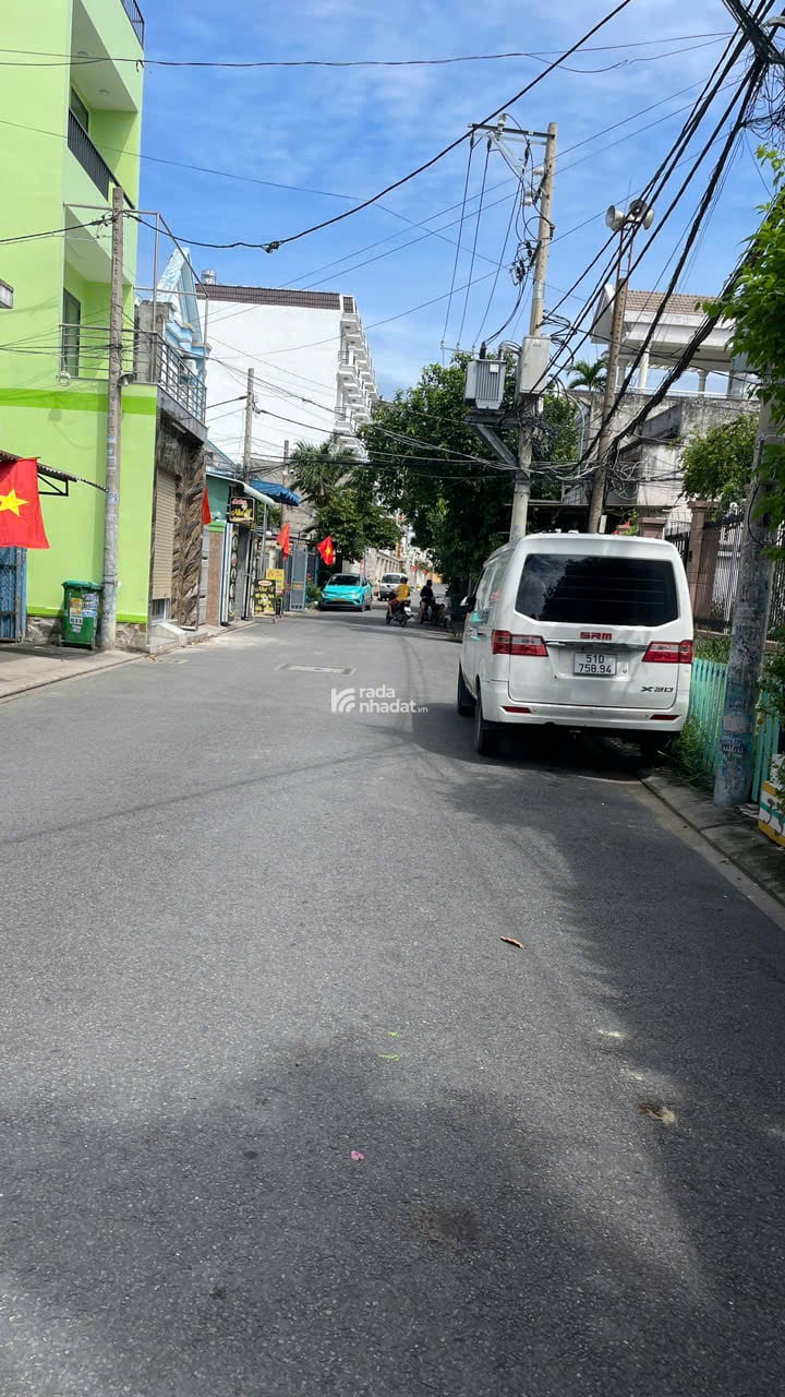 Nhà Phố 3 Tầng Đất Nở Hậu 8m Diện Tích 122m2 Xe 7 Chỗ Đậu Trước Nhà Nguyễn Thị Xinh Q12