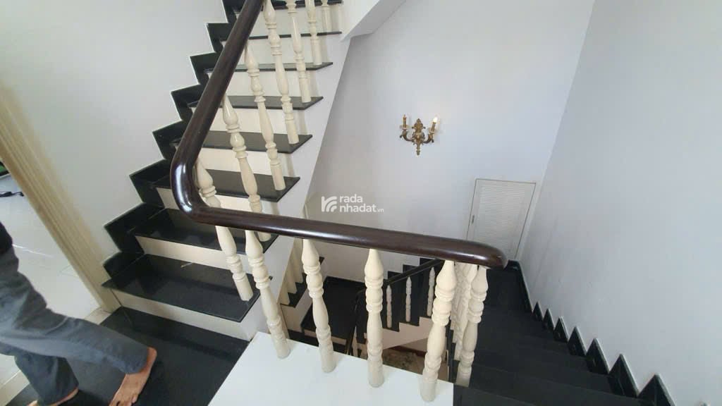 Nhà Phố 3 Tầng Đất Nở Hậu 8m Diện Tích 122m2 Xe 7 Chỗ Đậu Trước Nhà Nguyễn Thị Xinh Q12