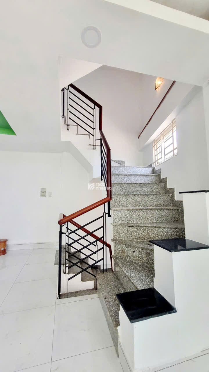 Giảm giá bán gấp MT Lô I Chợ Rạch Ông, P2 Q8. DT 40m2. Giá chỉ 5.8tỷ.