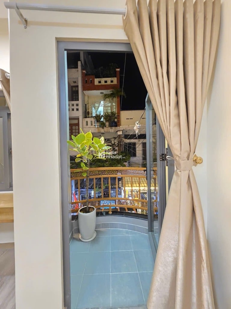 NHÀ 4 TẦNG MỚI ĐẸP - 61M2 - 5PN - CÓ THANG MÁY - HẺM Ô TÔ - FULL NỘI THẤT - GIÁP QUẬN 3