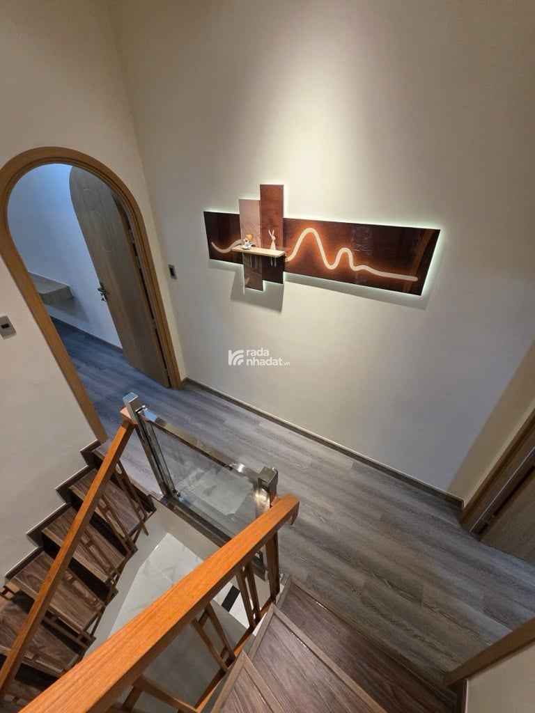 NHÀ 4 TẦNG MỚI ĐẸP - 61M2 - 5PN - CÓ THANG MÁY - HẺM Ô TÔ - FULL NỘI THẤT - GIÁP QUẬN 3