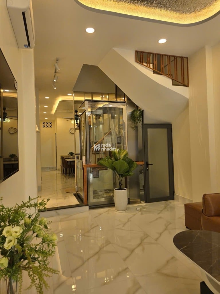 NHÀ 4 TẦNG MỚI ĐẸP - 61M2 - 5PN - CÓ THANG MÁY - HẺM Ô TÔ - FULL NỘI THẤT - GIÁP QUẬN 3