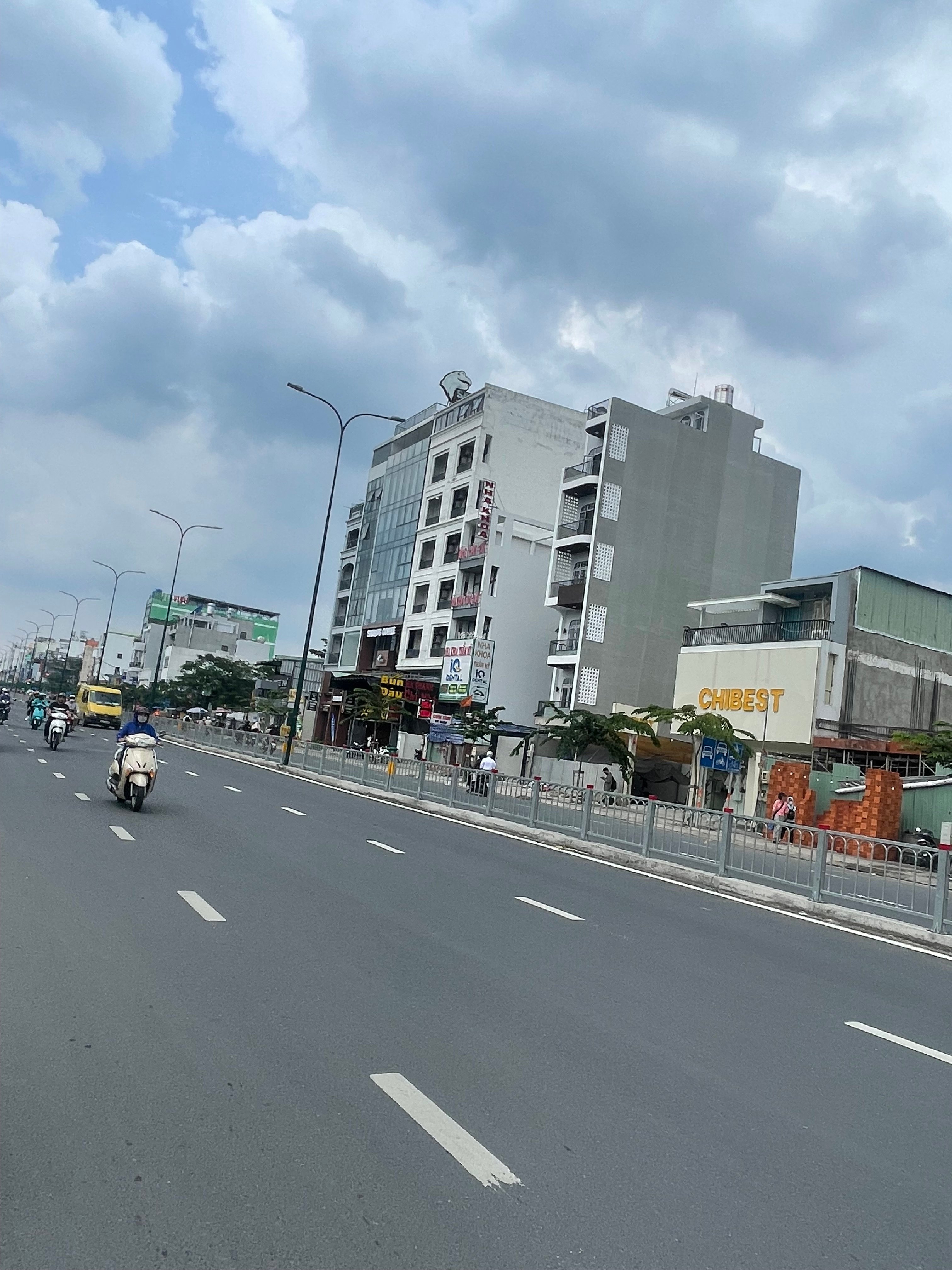 Bán nhà mặt tiền Dương Quảng Hàm