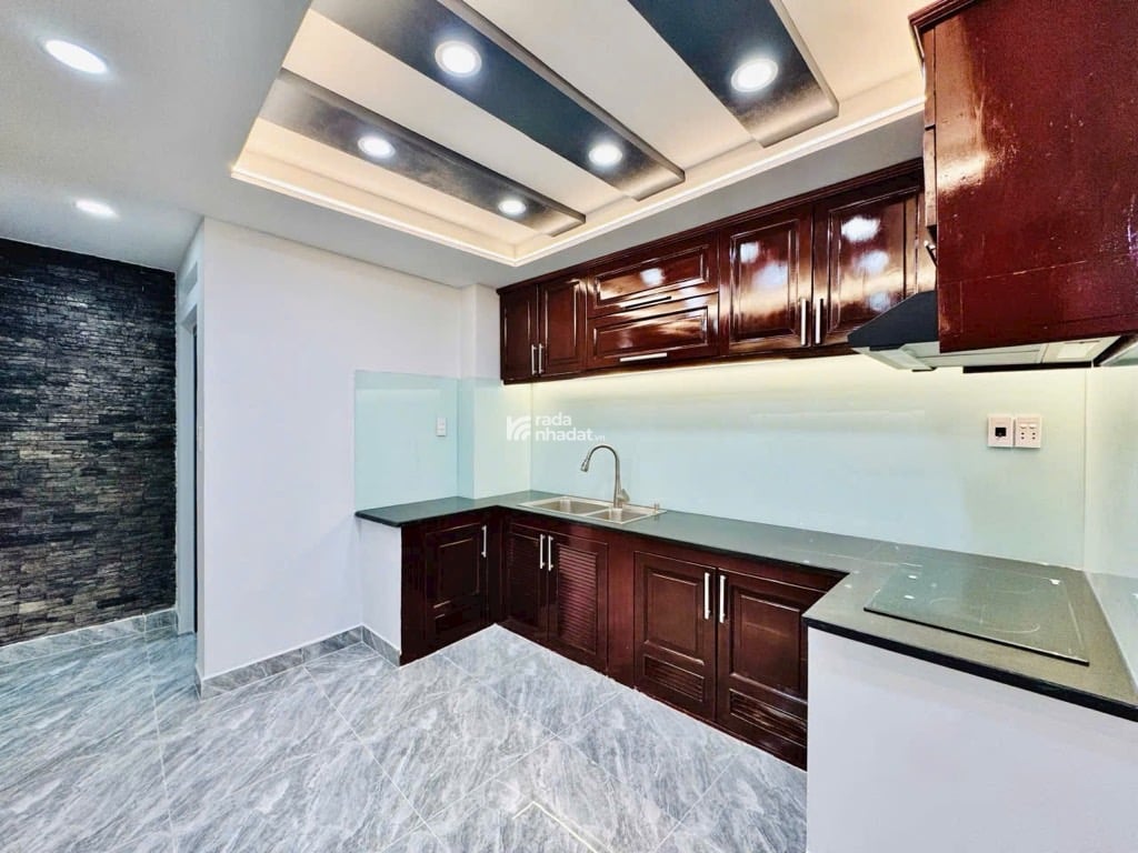 Bán nhà HXH mới đẹp Thích Quảng Đức, cách mặt tiền 1 căn, ở ngay.