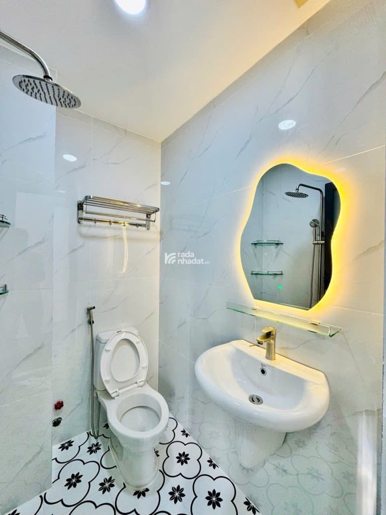 Bán nhà HXH mới đẹp Thích Quảng Đức, cách mặt tiền 1 căn, ở ngay.