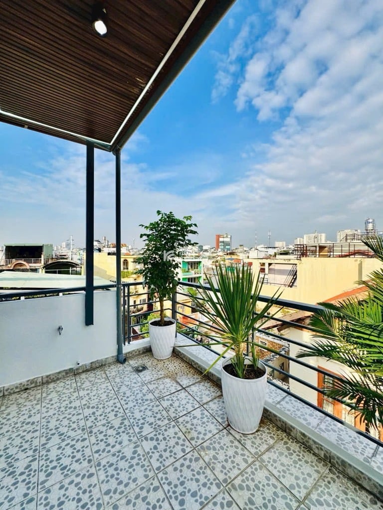 Bán nhà HXH mới đẹp Thích Quảng Đức, cách mặt tiền 1 căn, ở ngay.