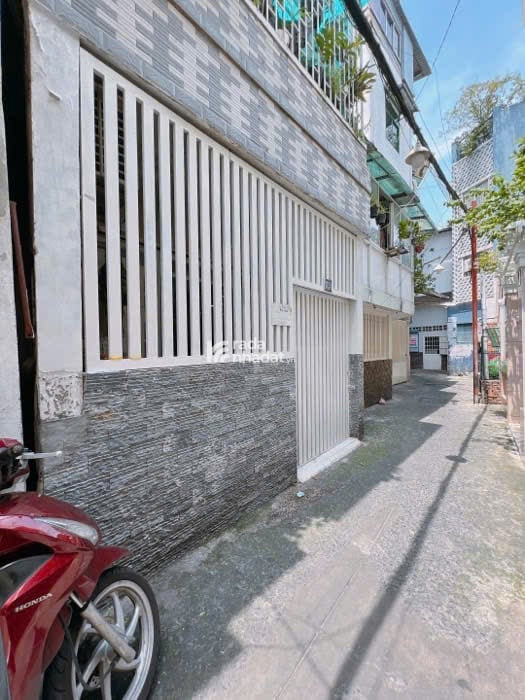 Nhà bán đường Đoàn Văn Bơ, Quận 4 mới đẹp, giá tốt, chỉ vài phút qua trung tâm Quận 1