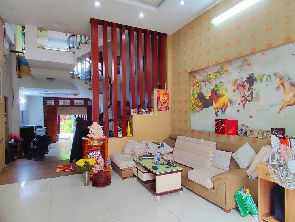  Hiện Trạng: Nhà 1 trệt 3 lầu, sân thượng trước sau. gồm 3 phòng ngủ, 4WC, phòng thờ. 