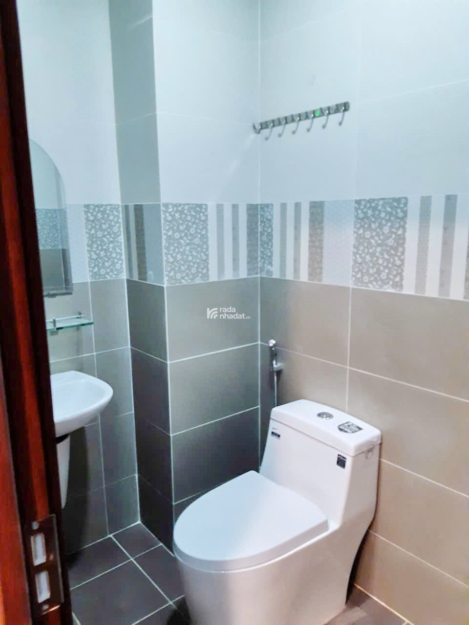 Bán CHDV 2 lầu gần mặt tiền đường Dương Bá Trạc P.2 Quận 8