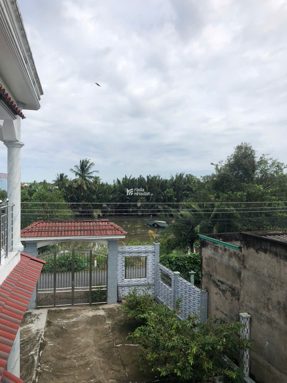 BÁN BIỆT THỰ 2 TẦNG HIỆN ĐẠI VIEW SÔNG ĐƯỜNG LỚN 10M NGANG 11M X DÀI 40M NHIK 5,5 TỶ