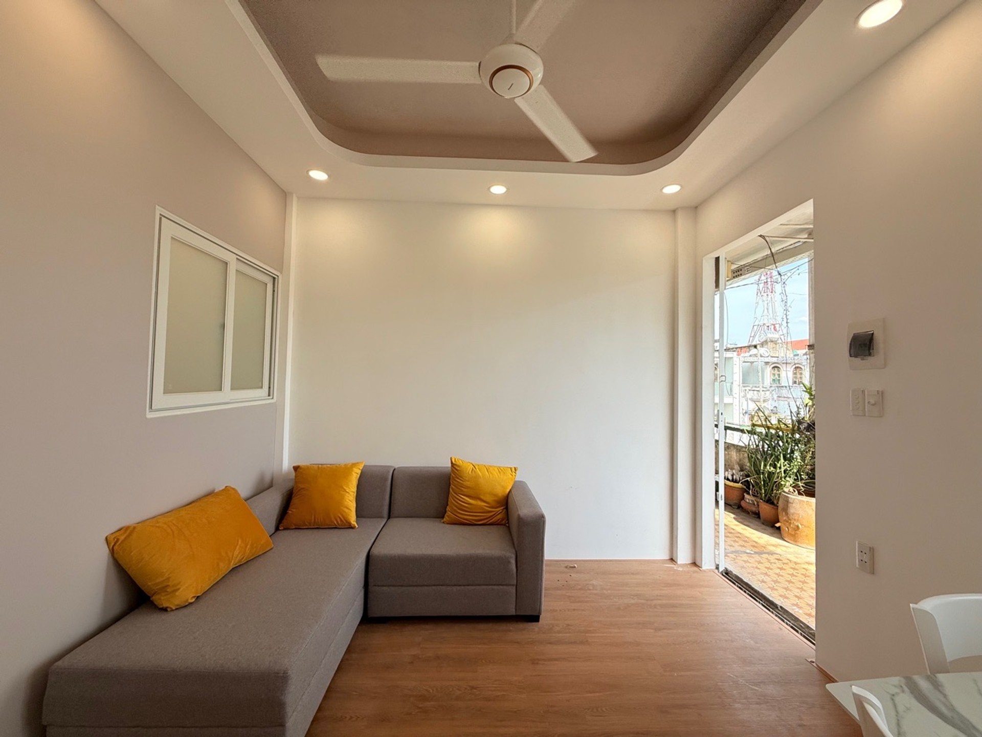 Bán chung cư Lạc Long Quân _ Chợ Hoa Đầm Sen ( 50M2-2PN-2WC) TẶNG NỘI THẤT 