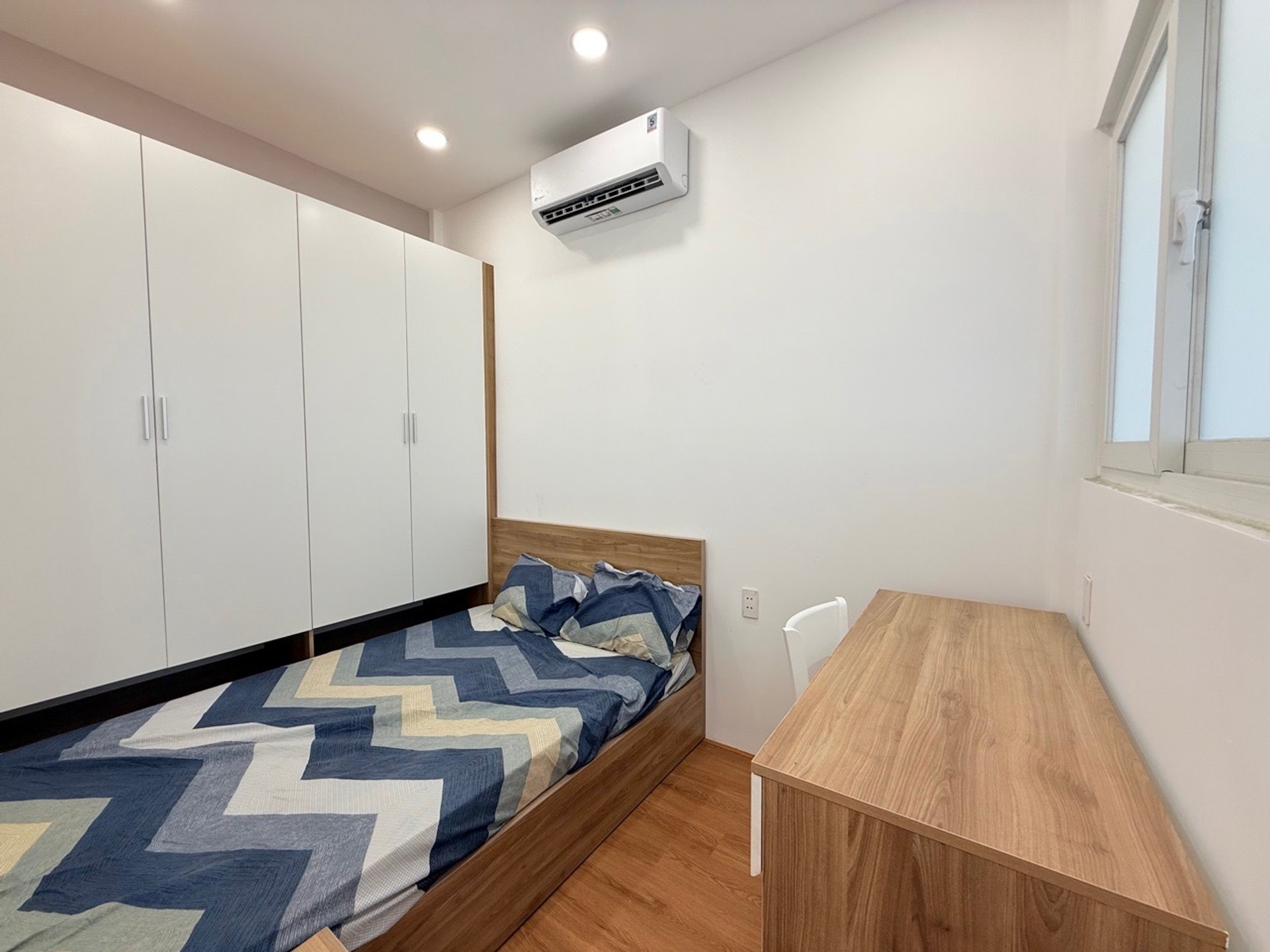 Bán chung cư Lạc Long Quân _ Chợ Hoa Đầm Sen ( 50M2-2PN-2WC) TẶNG NỘI THẤT 