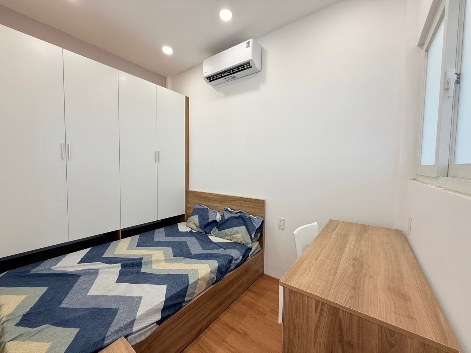 Bán chung cư Lạc Long Quân _ Chợ Hoa Đầm Sen ( 50M2-2PN-2WC) TẶNG NỘI THẤT 