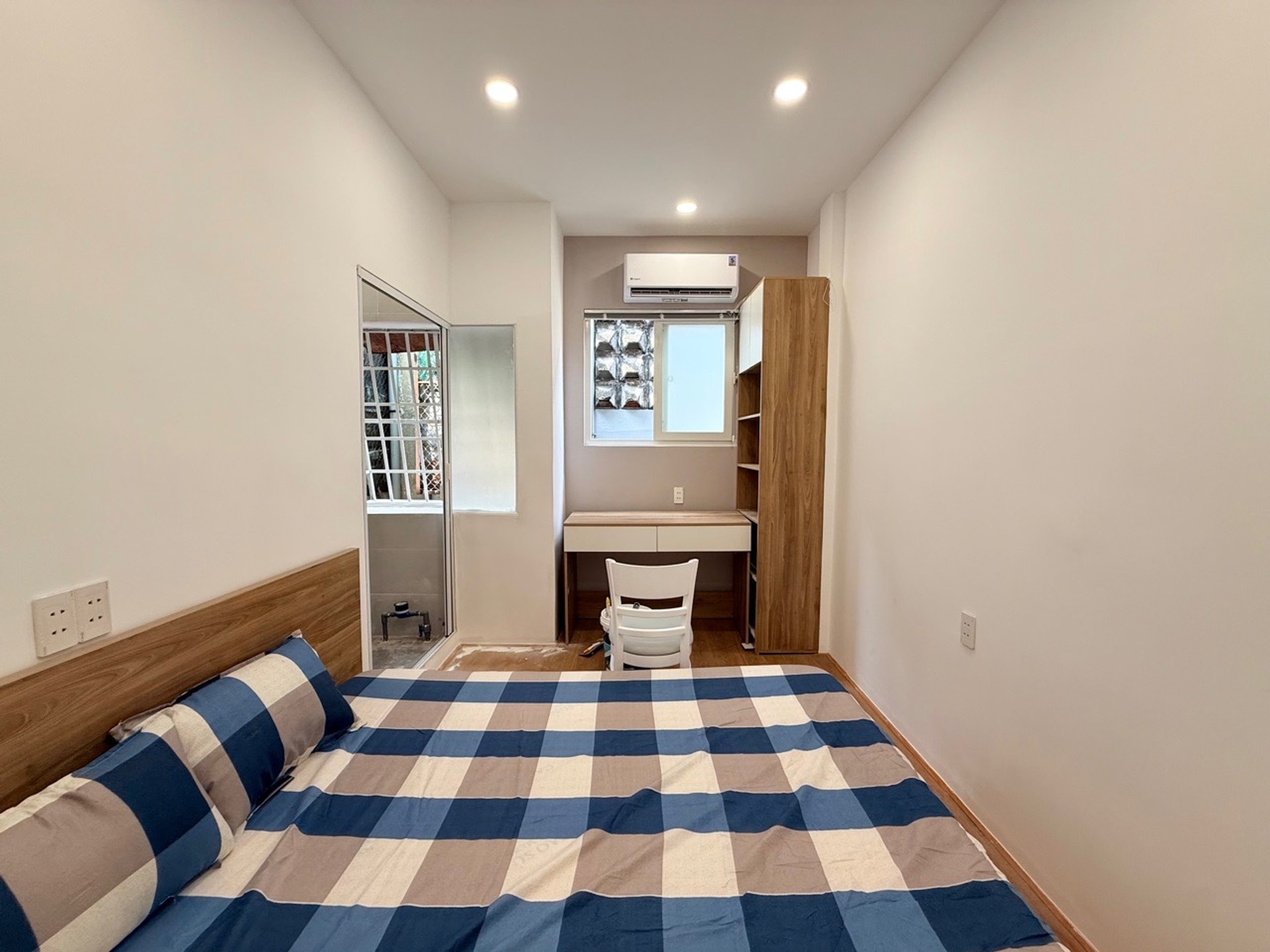 Bán chung cư Lạc Long Quân _ Chợ Hoa Đầm Sen ( 50M2-2PN-2WC) TẶNG NỘI THẤT 