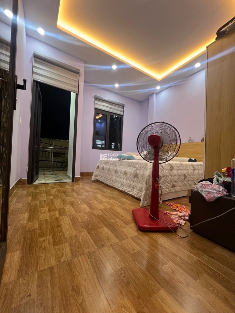  Nhà xây kiên cố để ở - Sân thượng đúc chờ lên thêm tầng dư sức - nội thất sang trọng. 