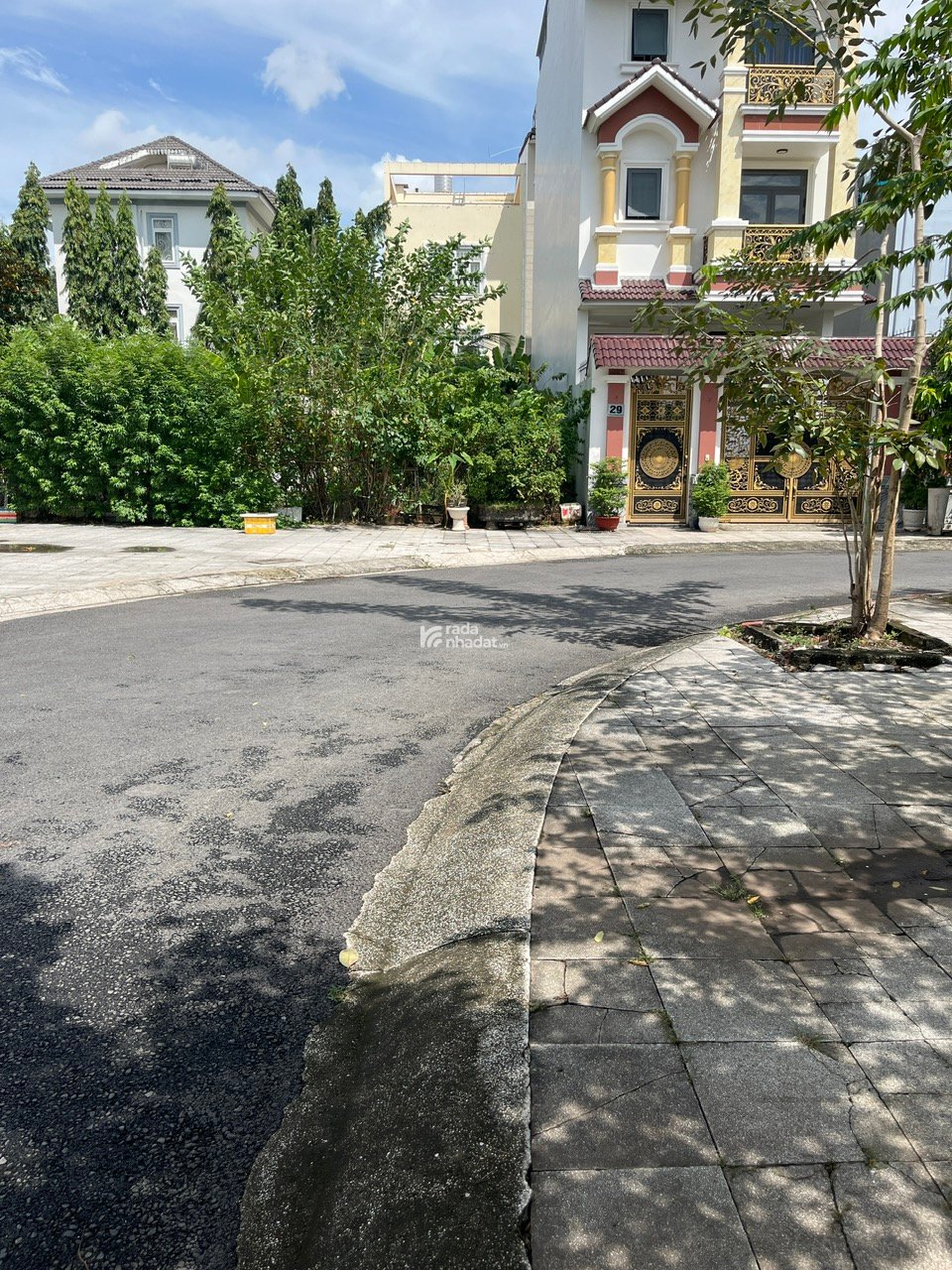 Bán khuôn đất Góc 2MT dt 11x20m gần Nguyễn Duy Trinh, Bình Trưng Đông, Giá chỉ 98tr/m