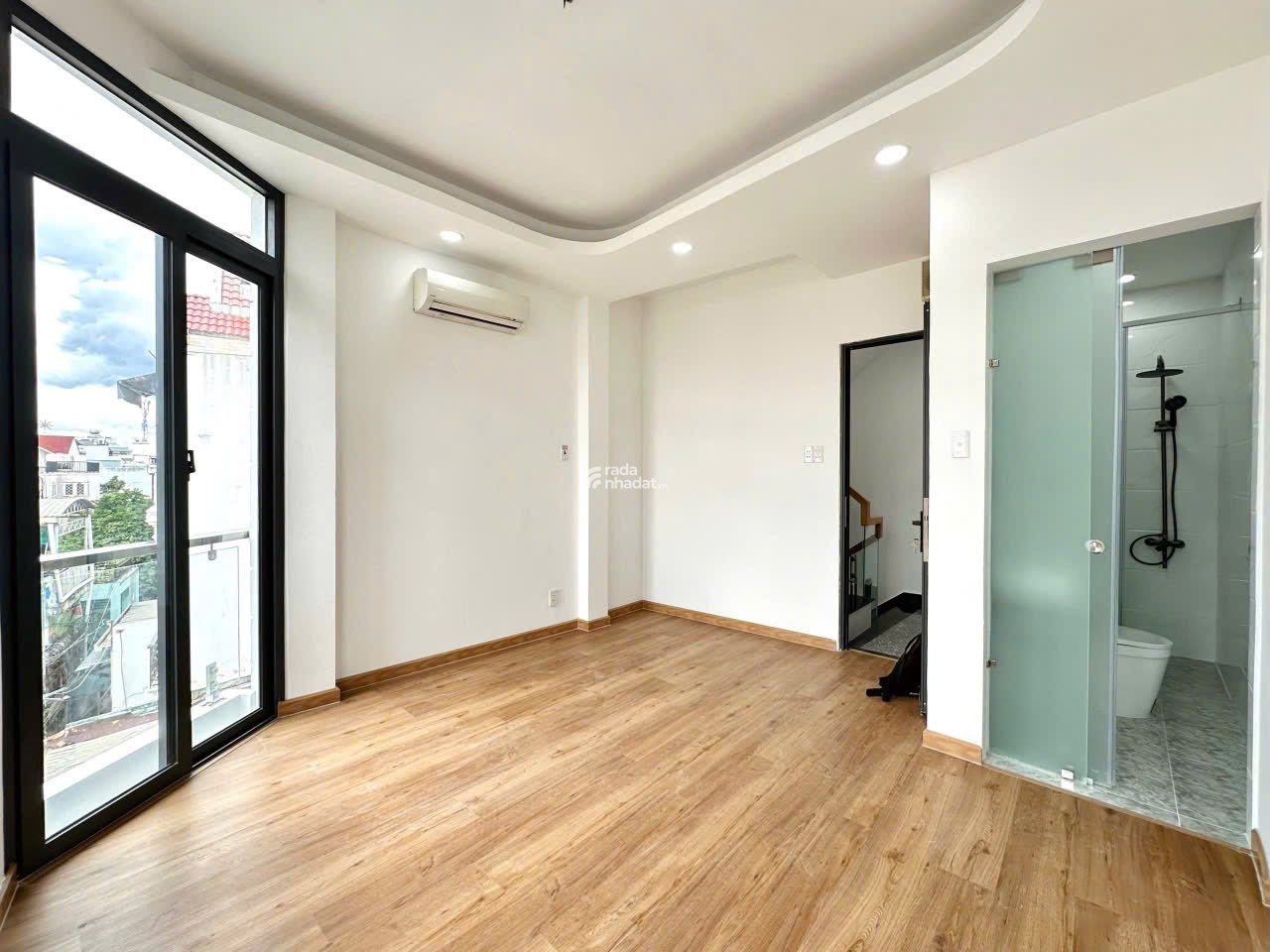 CẦN TIỀN BÁN GẤP, Nhà đường Lê Quang Định, gần chợ, giá 3tỷ790 TL, sổ hồng riêng