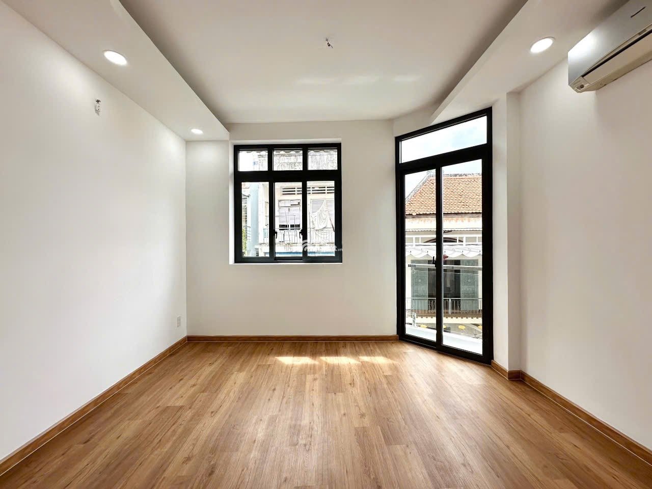 CẦN TIỀN BÁN GẤP, Nhà đường Lê Quang Định, gần chợ, giá 3tỷ790 TL, sổ hồng riêng