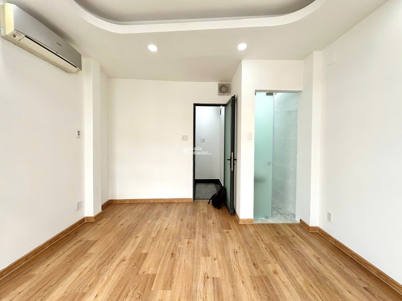 CẦN TIỀN BÁN GẤP, Nhà đường Lê Quang Định, gần chợ, giá 3tỷ790 TL, sổ hồng riêng
