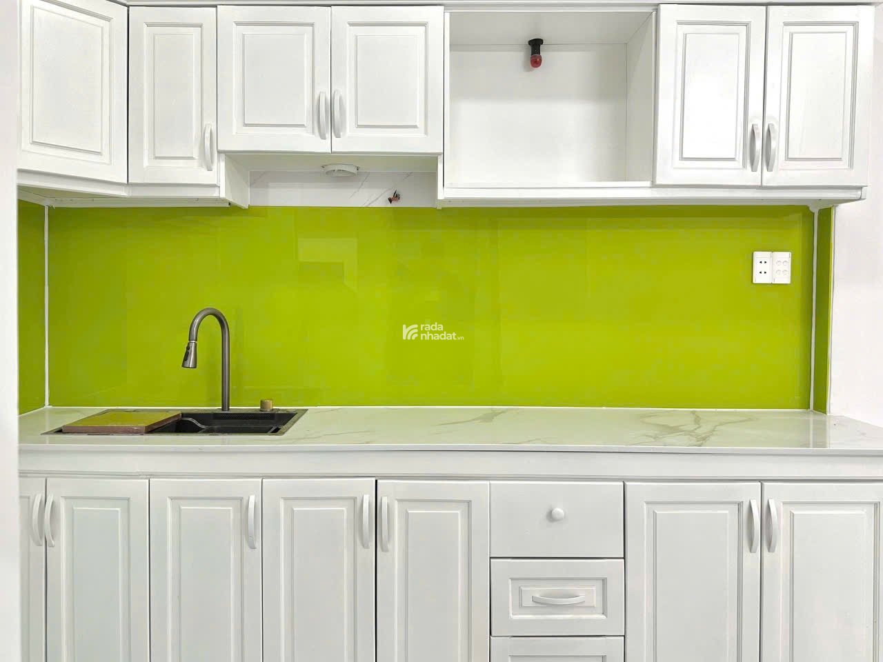 CẦN TIỀN BÁN GẤP, Nhà đường Lê Quang Định, gần chợ, giá 3tỷ790 TL, sổ hồng riêng
