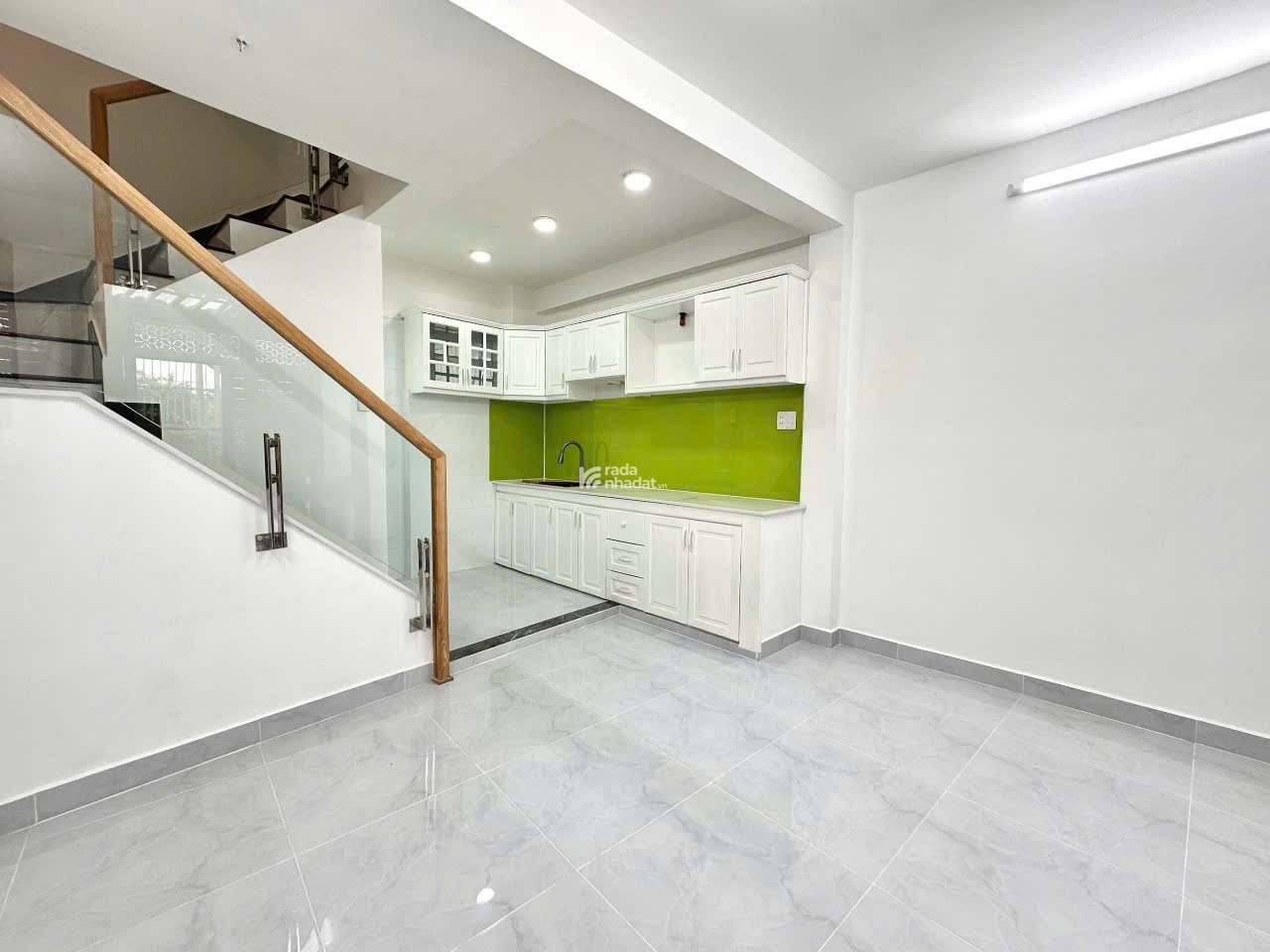 CẦN TIỀN BÁN GẤP, Nhà đường Lê Quang Định, gần chợ, giá 3tỷ790 TL, sổ hồng riêng
