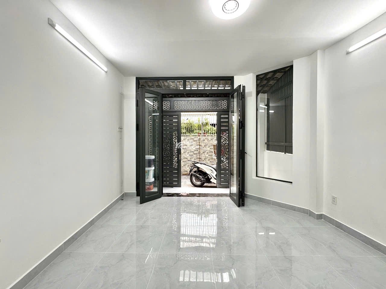 CẦN TIỀN BÁN GẤP, Nhà đường Lê Quang Định, gần chợ, giá 3tỷ790 TL, sổ hồng riêng