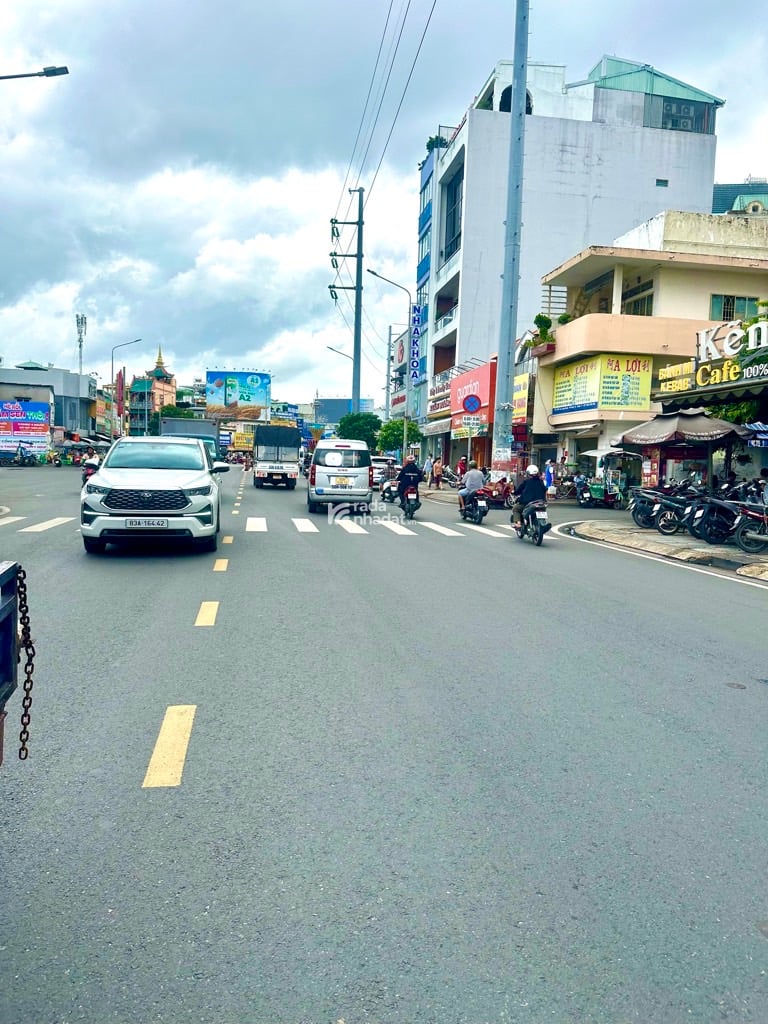 NGAY VÒNG XOAY LẠC LONG QUÂN - HOÀ BÌNH- Q11- DT: 21*20M (382M2) 70 TỶ