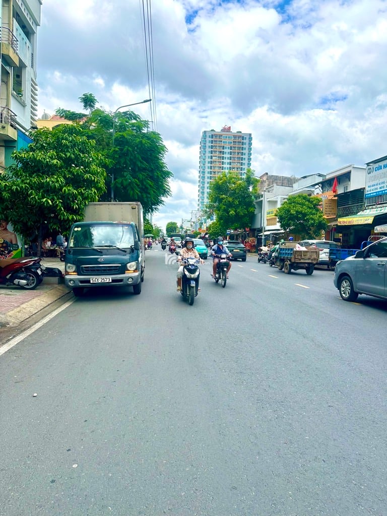 NGAY VÒNG XOAY LẠC LONG QUÂN - HOÀ BÌNH- Q11- DT: 21*20M (382M2) 70 TỶ