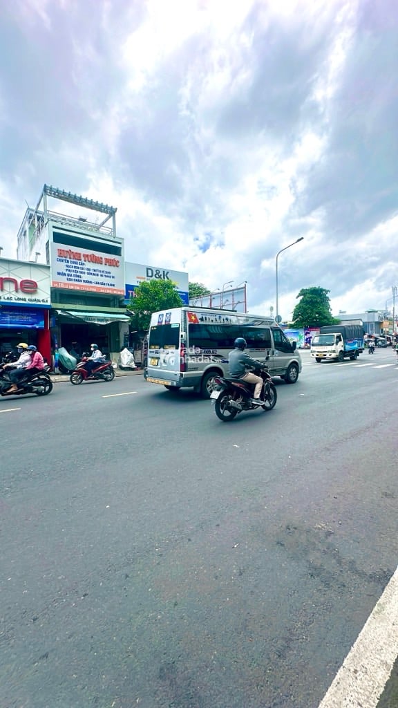 NGAY VÒNG XOAY LẠC LONG QUÂN - HOÀ BÌNH- Q11- DT: 21*20M (382M2) 70 TỶ
