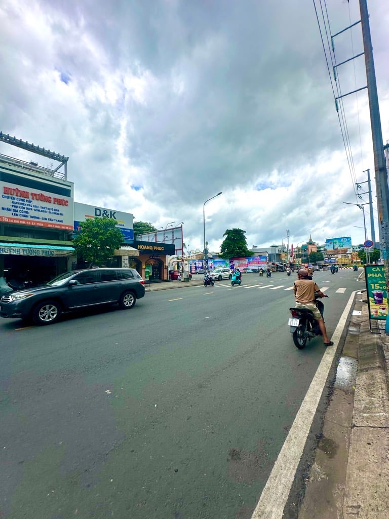 NGAY VÒNG XOAY LẠC LONG QUÂN - HOÀ BÌNH- Q11- DT: 21*20M (382M2) 70 TỶ