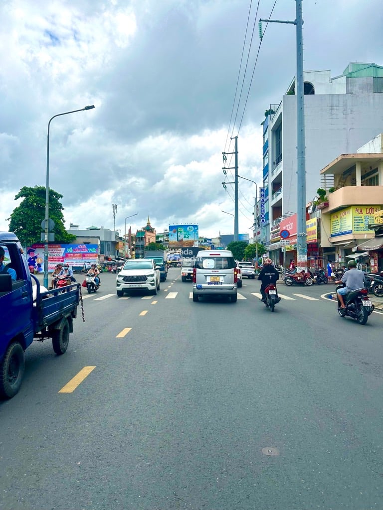 NGAY VÒNG XOAY LẠC LONG QUÂN - HOÀ BÌNH- Q11- DT: 21*20M (382M2) 70 TỶ