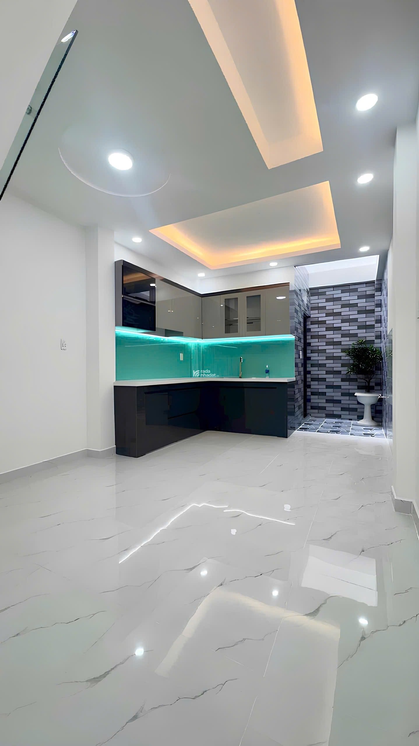 Mặt Tiền Cạnh Đầm Sen - Kinh Doanh Đỉnh -- Nhà Đúc 3 Tầng - chỉ 8,x ty