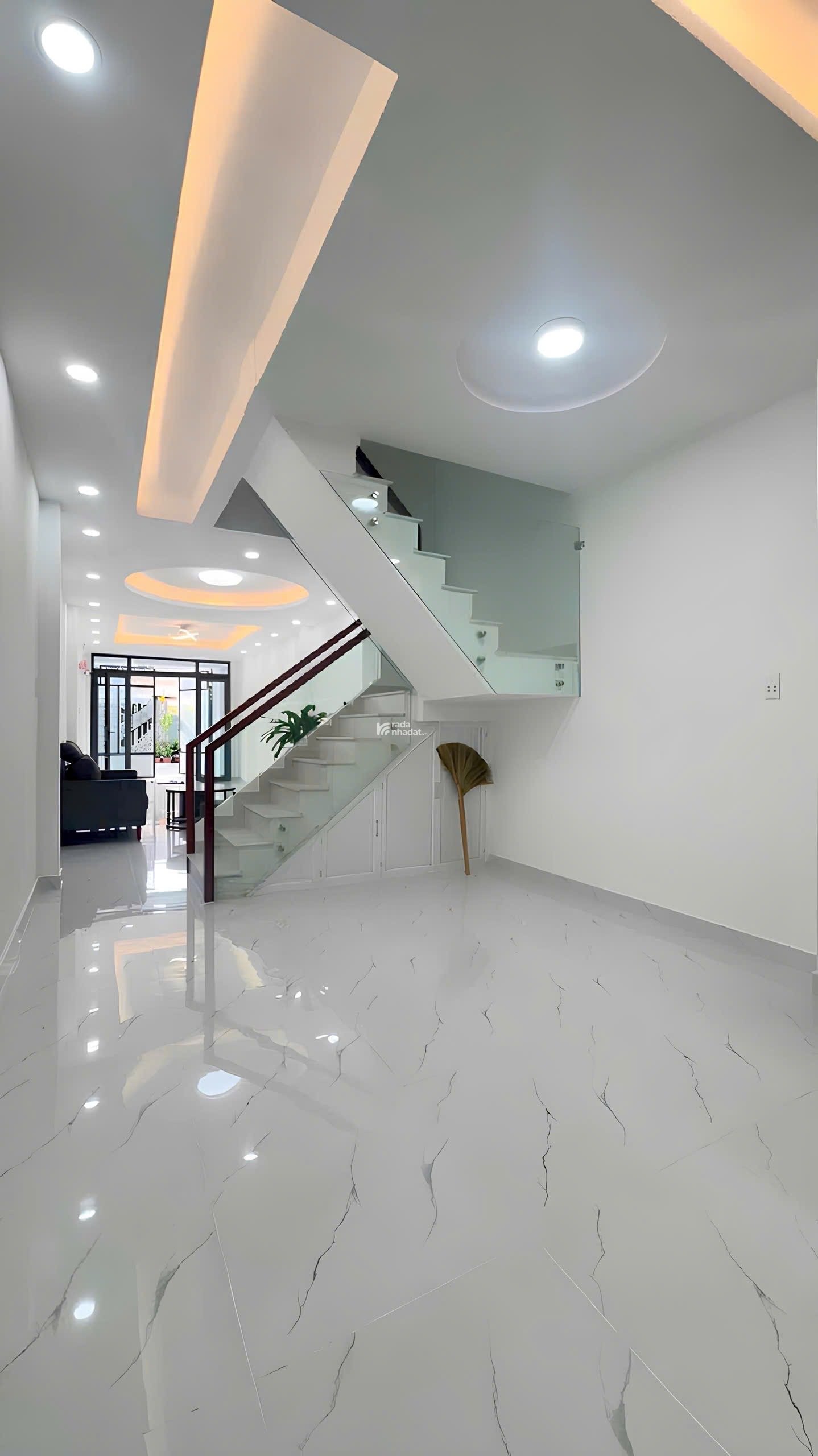 Mặt Tiền Cạnh Đầm Sen - Kinh Doanh Đỉnh -- Nhà Đúc 3 Tầng - chỉ 8,x ty