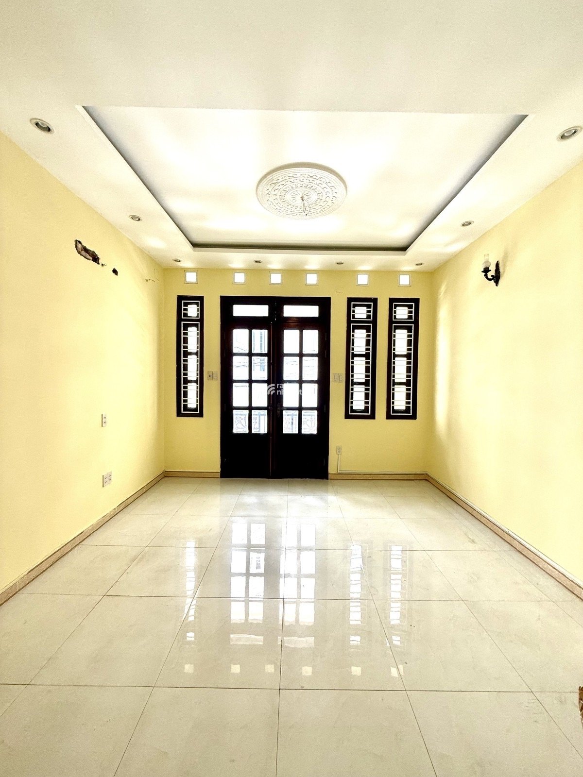 NHÀ NGAY SÂN BAY - THUẬN TIỆN DUY CHUYỂN - TIỆN ÍCH XUNG QUANH ĐẦY ĐỦ - SỔ RIÊNG HOÀN CÔNG