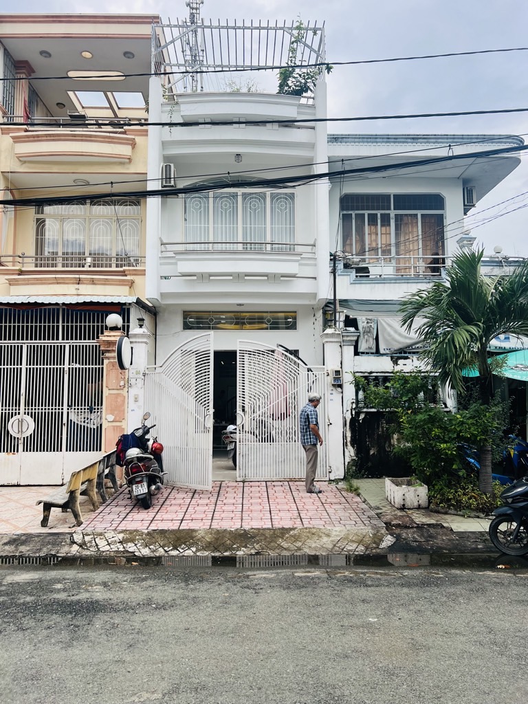 * Kết cấu 1 trệt 2 lầu sân thượng . Có 4 phòng ngủ - 3wc .... 