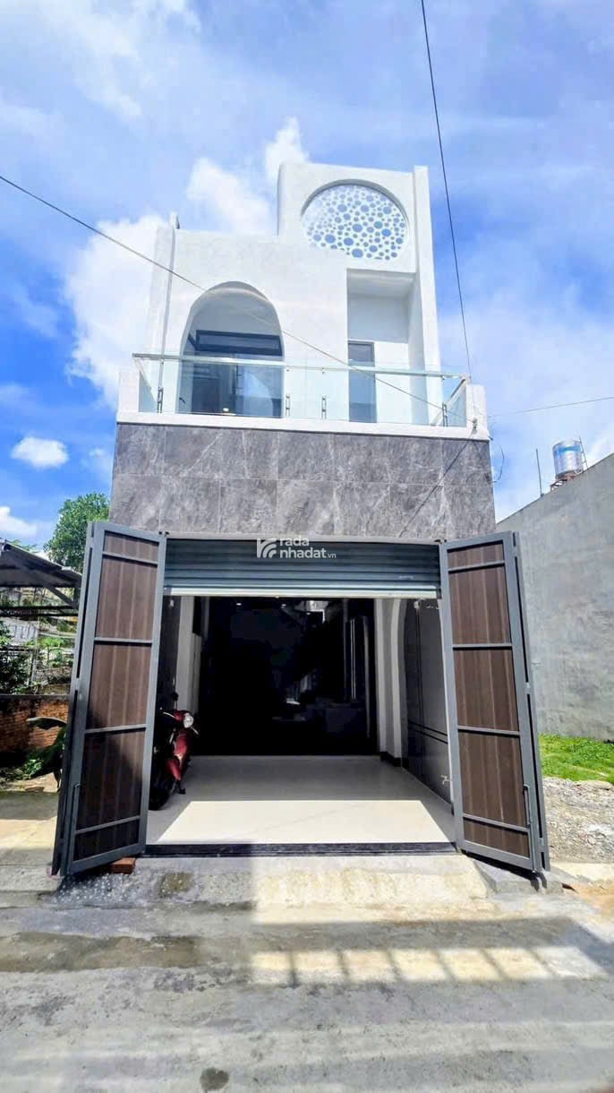  NHÀ ĐẸP 1 TRỆT 1 LẦU  Ở NGAY CHỦ NGỘP SHR 