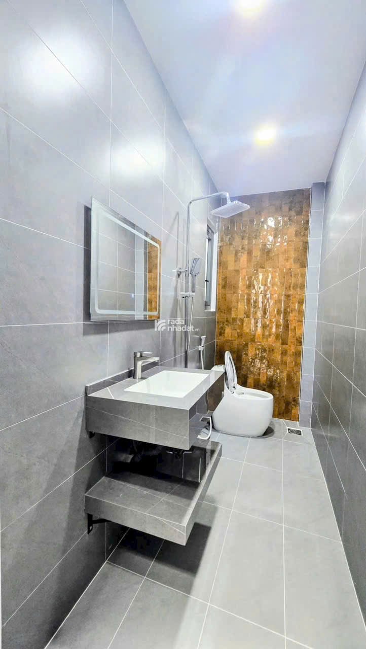  NHÀ ĐẸP 1 TRỆT 1 LẦU  Ở NGAY CHỦ NGỘP SHR 