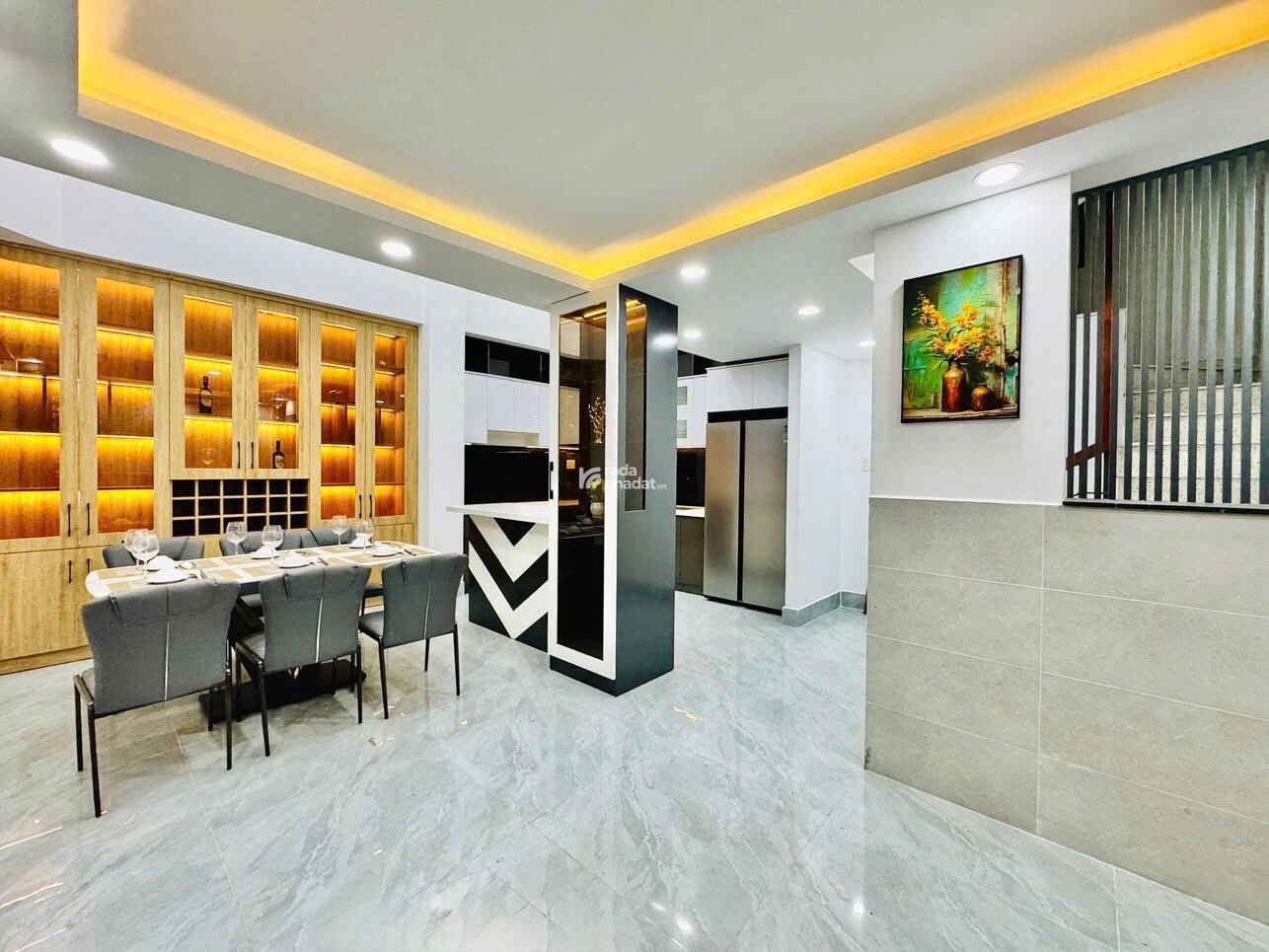 Kẹt tiền bán nhanh nhà 3 tầng Hoàng Diệu, Quận 4, diện tích 49m2, SHR giá 3 tỷ 580 TL