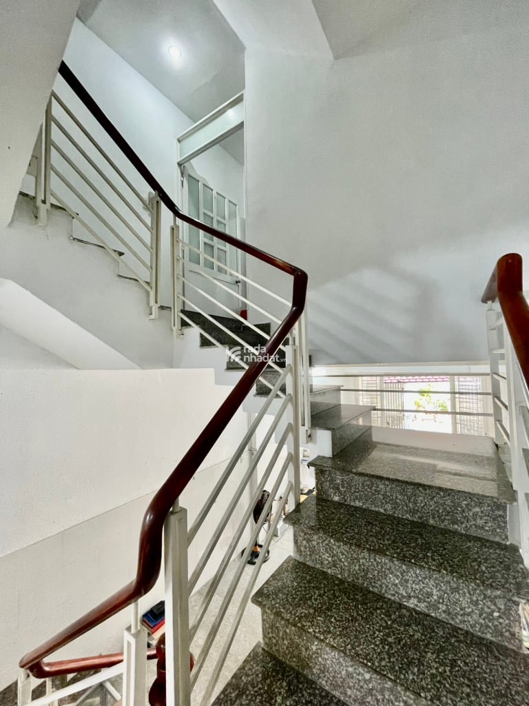 TRUNG TÂM QUẬN 10 - GẦN HẼM XE HƠI - NHÀ 5 TẦNG BTCT ĐẸP, HIỆN ĐẠI - CHO THUÊ CĂN HỘ DỊCH VỤ 