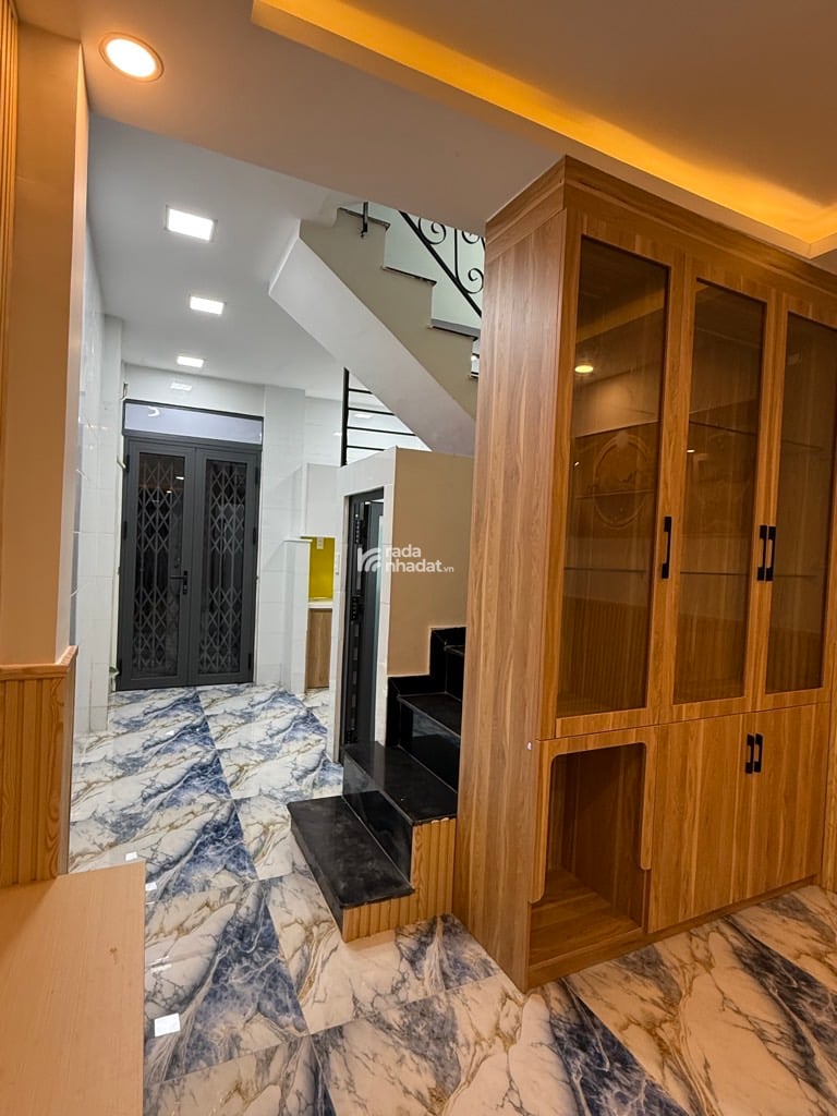 NHÀ ĐẸP 3 TẦNG BTCT CÁCH QUẬN 1 CHỈ 500M, 45M2, 4PN, NGANG 5M, SHR