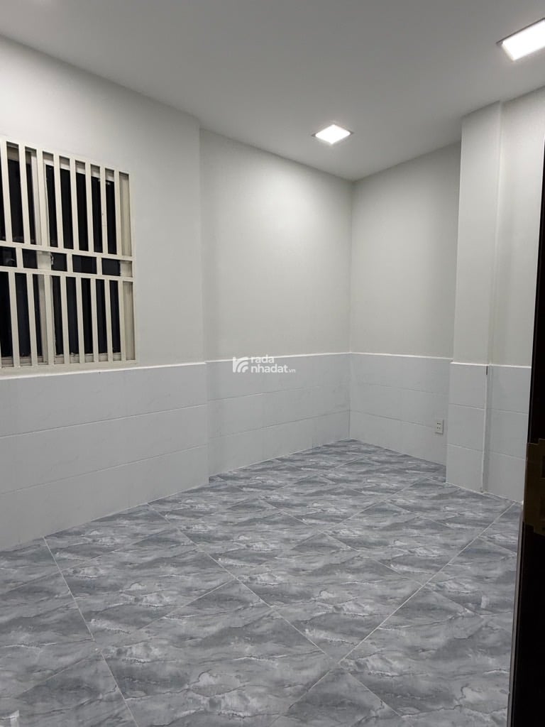 NHÀ ĐẸP 3 TẦNG BTCT CÁCH QUẬN 1 CHỈ 500M, 45M2, 4PN, NGANG 5M, SHR