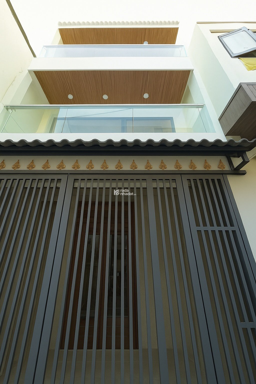 NHÀ ĐẸP 3 TẦNG BTCT CÁCH QUẬN 1 CHỈ 500M, 45M2, 4PN, NGANG 5M, SHR