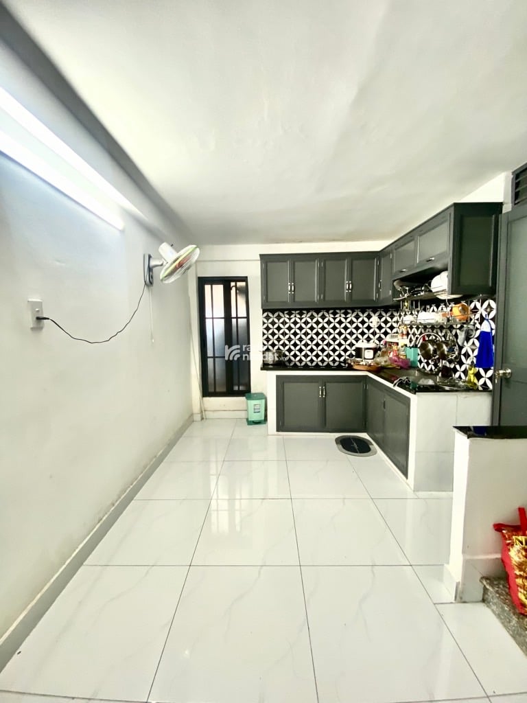 NHÀ ĐẸP Ở NGAY SÁT MẶT TIỀN GẦN Đ. PHẠM VĂN ĐỒNG 2 TẦNG 4,5X11 NHỈNH 4 TỶ.