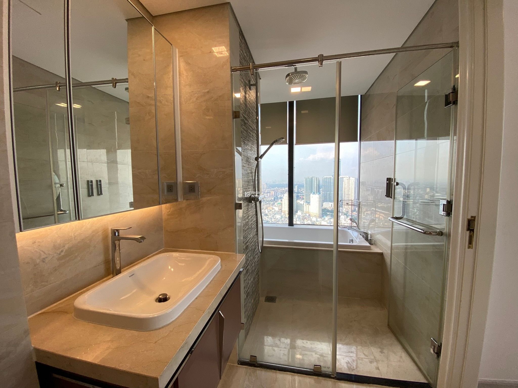 Bán officetel 2PN Vinhomes Golden River giá gốc chủ đầu tư, chiết khấu 15%, gói nội thất 1 tỷ