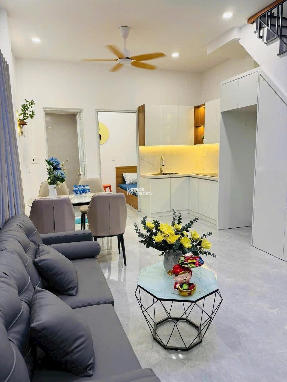 Sổ hồng riêng , bán nhà chính chủ , chỉ 2 Tỷ 200  triệu , DT 32m2 ở Hoàng Văn Thụ P4 Tân Bình