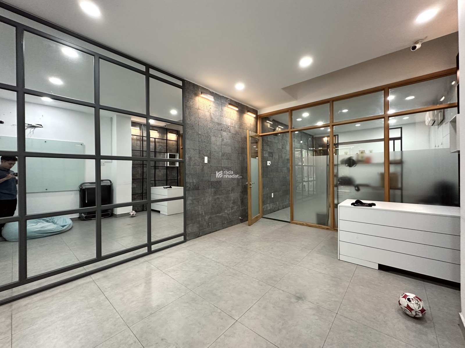 KHÔNG NHÀ BÁN - ĐỐI DIỆN NHÀ THỜ TÂN ĐỊNH, CẠNH CHỢ - NHÀ ĐẸP 5 TẦNG - 70M2 (4.2x16.5) - 21.8 TỶ