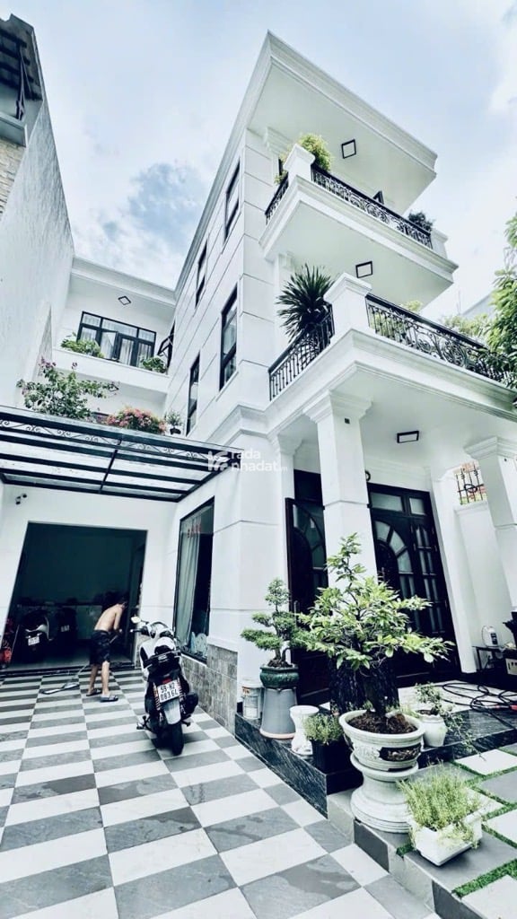 BIỆT THỰ MÁI THÁI - NGUYỄN OANH - NGANG ĐẸP 8M - MẶT TIỀN ĐƯỜNG 12M - 3 TẦNG - TẶNG NỘI THẤT XỊN