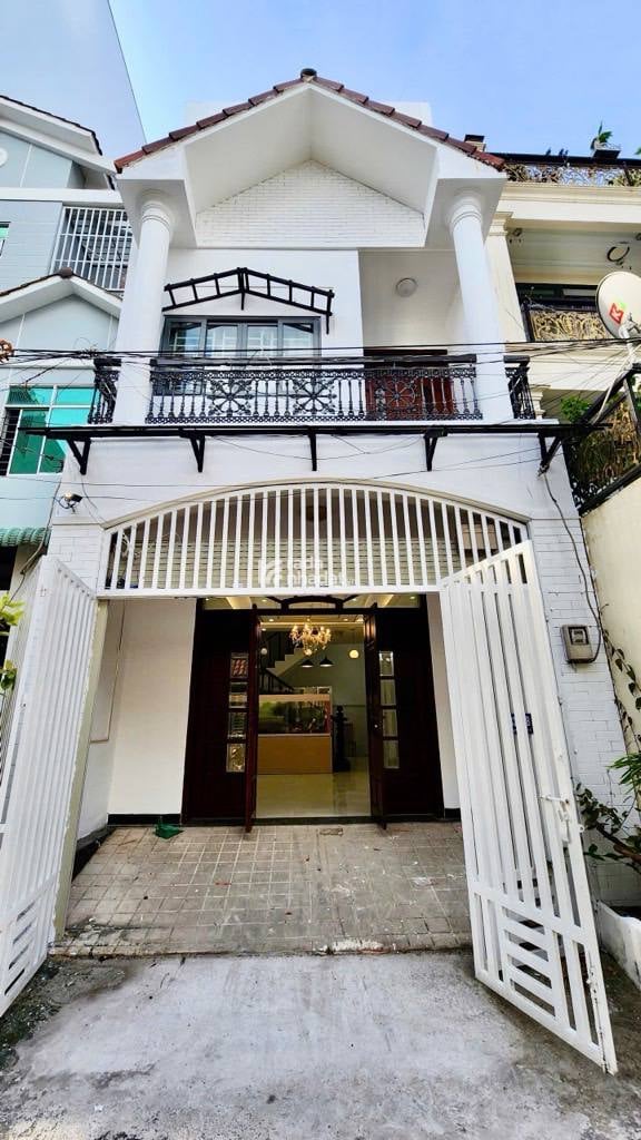 Nhà mới tinh, 3 tầng, Quận 7, 9,5 tỉ, chỉ cần xách Vali vào ở