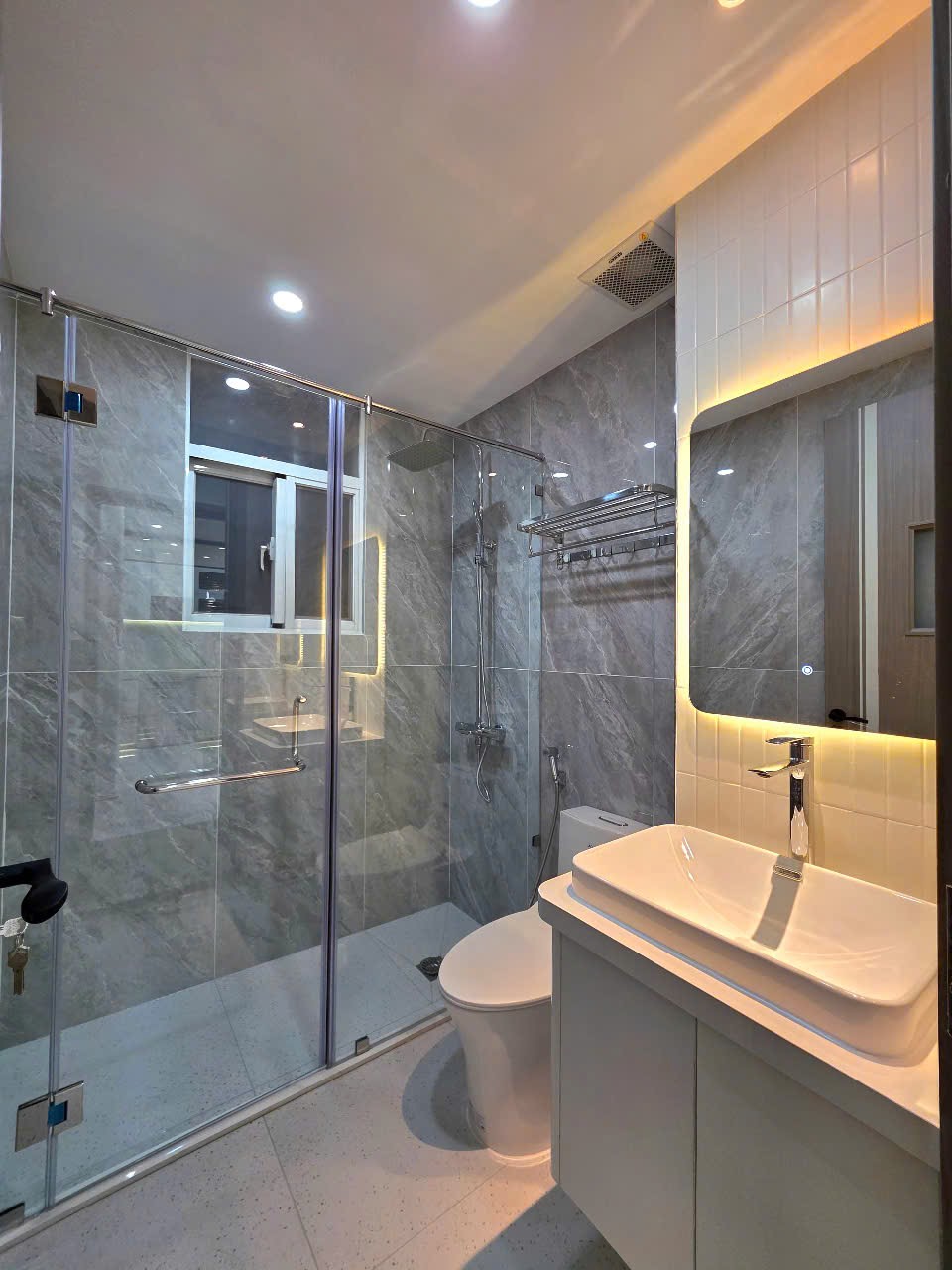 Bán nhanh căn hộ Sky garden 3, Phú Mỹ Hưng, Q7, dt 72m2, tk 3PN nhà mới đẹp, giá chỉ 6,8 tỷ